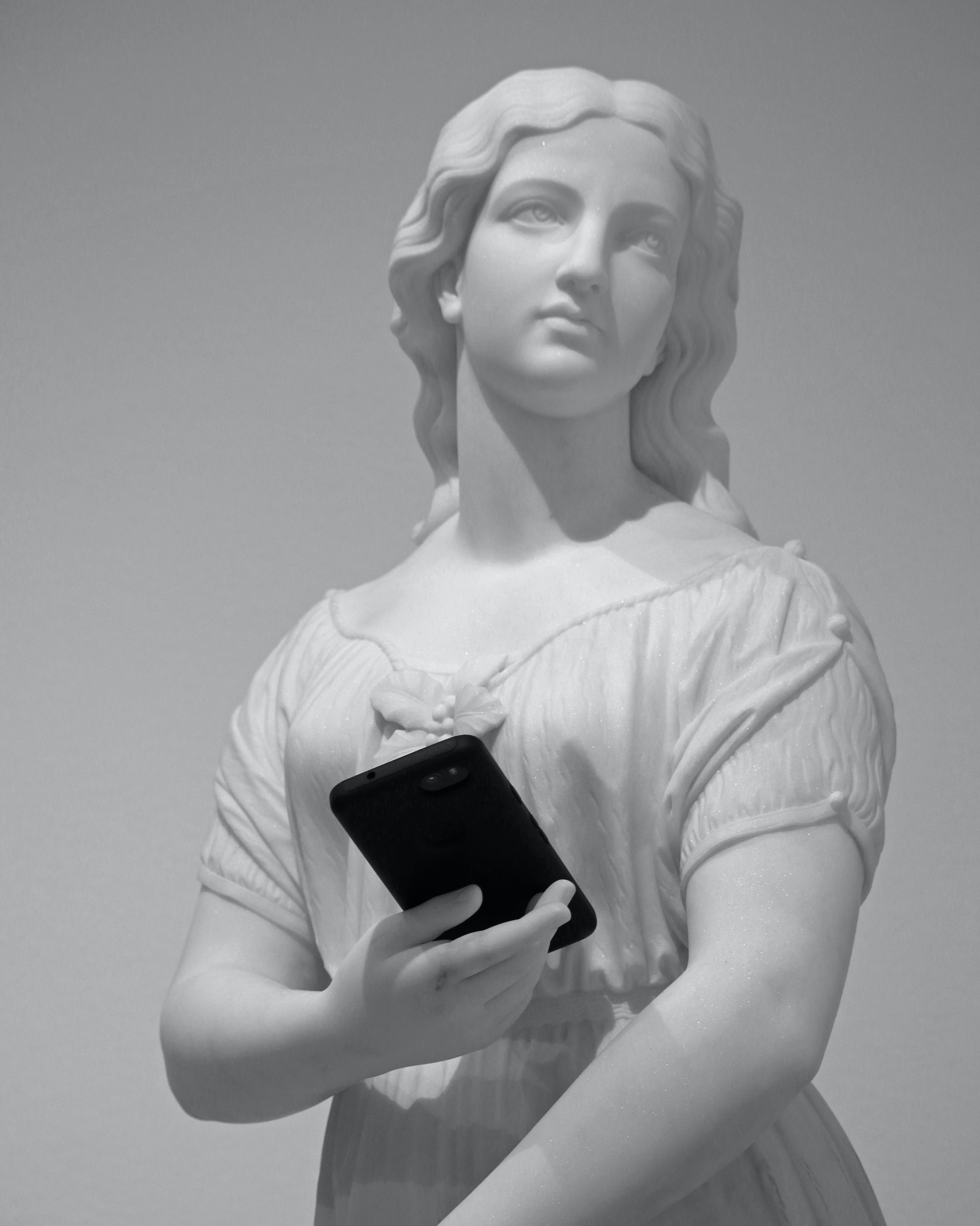 Estatua segurando celular